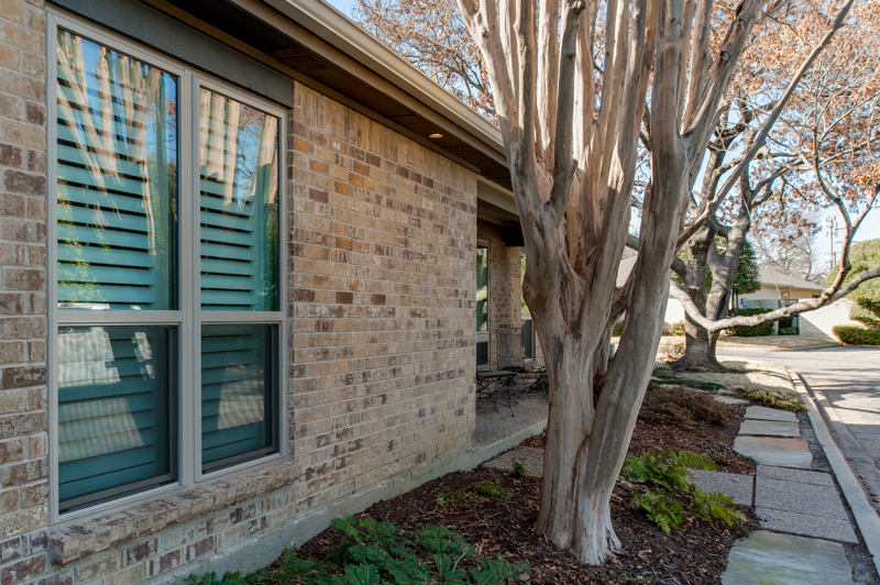 brennan-traditions-with-double-single-windows-close-up