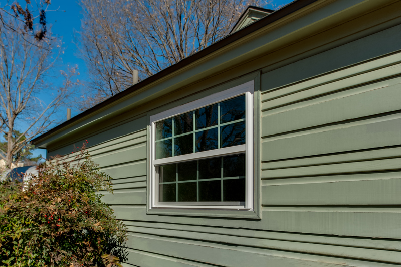 brennan-traditions-single-hung-window-with-green-grids