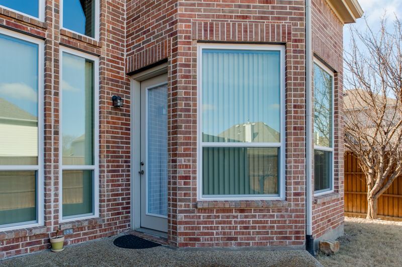 brennan-traditions-single-hung-window-backyard