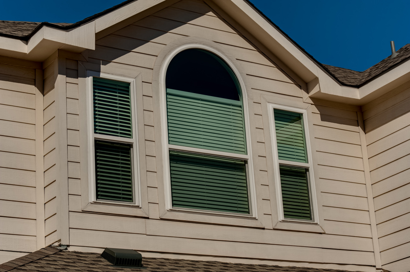 brennan-traditions-with-specialty-window-with-vinyl-siding