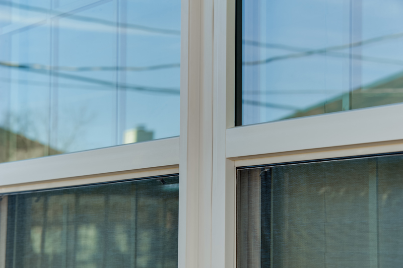 brennan-traditions-windows-with-grid-and-screen