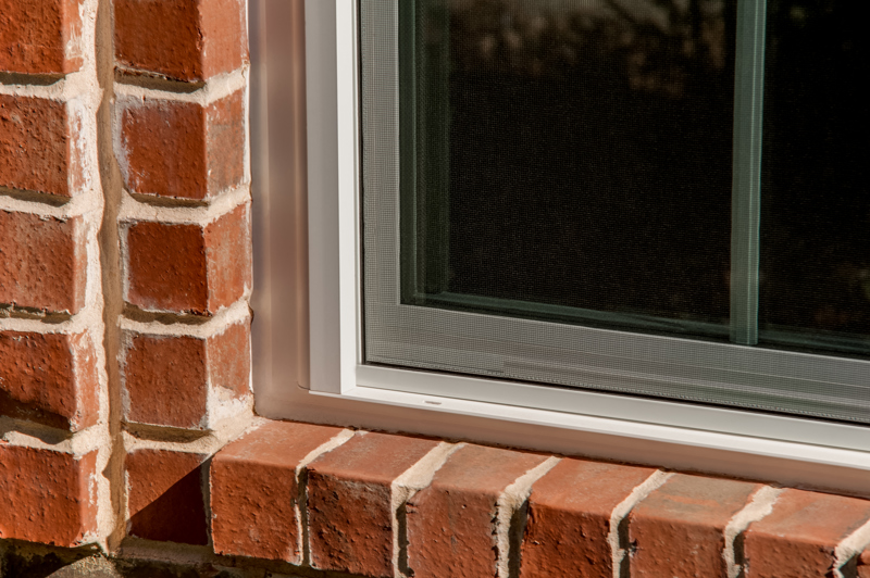 brennan-traditons-single-hung-with-grids-corner-with-screen