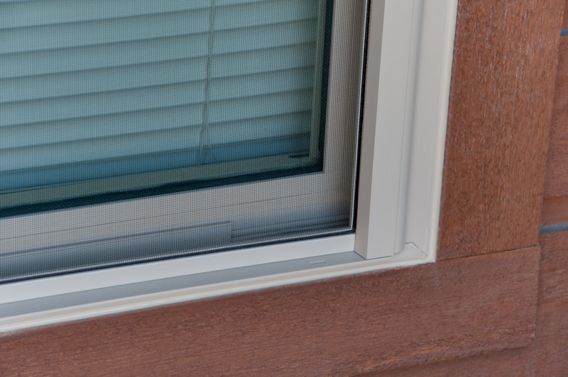 brennan-traditions-single-hung-window-with-screen