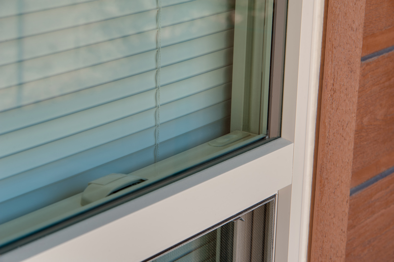 brennan-traditions-single-hung-with-screen