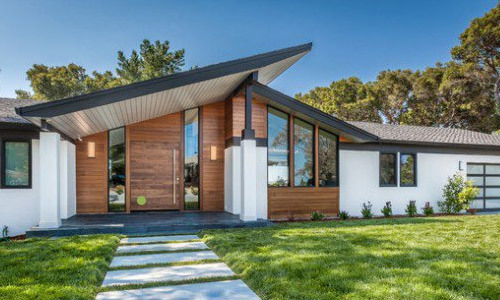 Mid-Century Modern homes typically have casement and picture windows. This home also has a beautiful wood pivot door. Brennan Enterprises is a window replacement and exterior door dealer in Dallas, Texas.